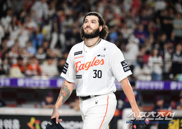 Now it's KBO history! The first 15 consecutive wins and at least 200K games...But the most special record is