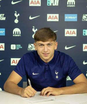  Go on loan and grow up like Heungmin. 18 Moore, a long-term contract with Tottenham until 2030