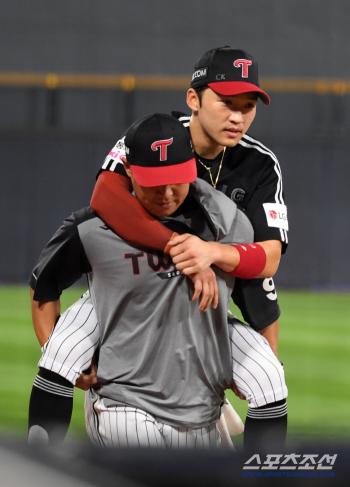 Park Hae-min fell. land after a failed jump catch a left ankle injury. I'm going to the dugout on my back. undergoing icing treatment