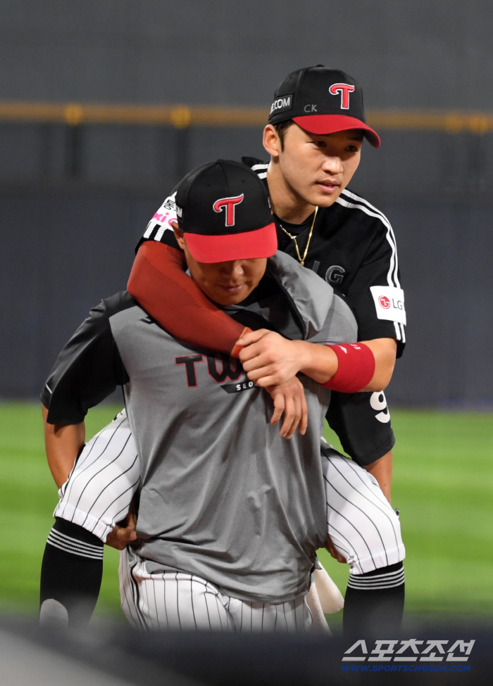 Park Hae-min fell. land after a failed jump catch a left ankle injury. I'm going to the dugout on my back. undergoing icing treatment