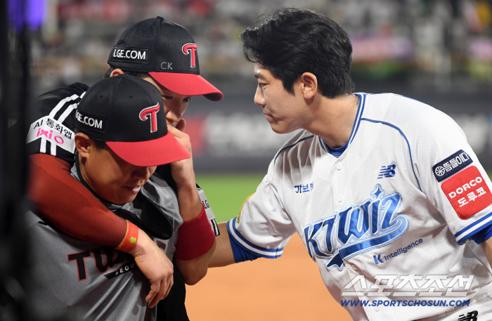 Park Hae-min fell. land after a failed jump catch a left ankle injury. I'm going to the dugout on my back. undergoing icing treatment