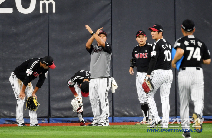Park Hae-min fell. land after a failed jump catch a left ankle injury. I'm going to the dugout on my back. undergoing icing treatment