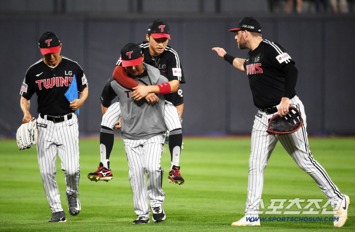 Park Hae-min fell. land after a failed jump catch a left ankle injury. I'm going to the dugout on my back. undergoing icing treatment