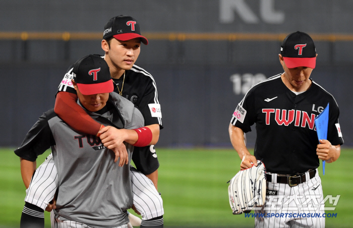 Park Hae-min fell. land after a failed jump catch a left ankle injury. I'm going to the dugout on my back. undergoing icing treatment