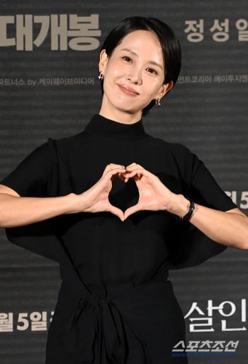  Cho Yo Jong, make a heart with a lovely smile
