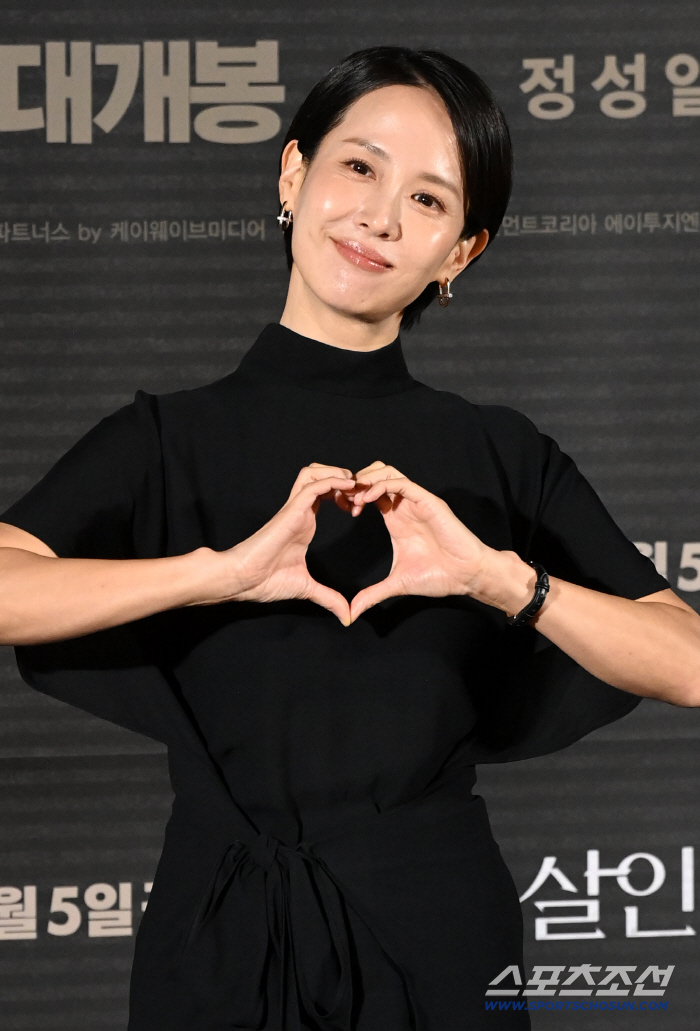  Cho Yo Jong, make a heart with a lovely smile