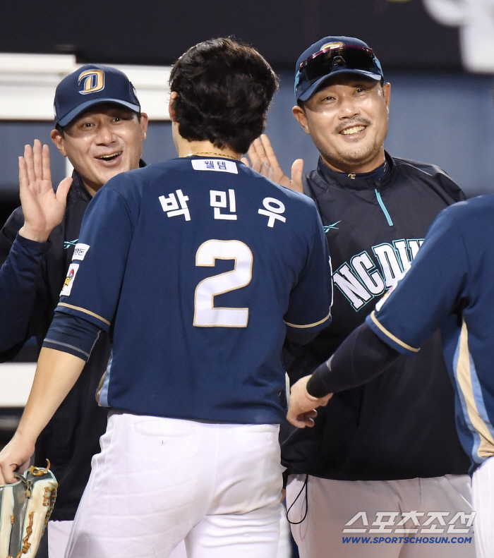  Coach Lee Ho-joon and Seo Jae-eung, who won Bees Baseball