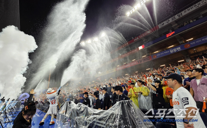  Daejeon Ball Park Turned into a Water Park