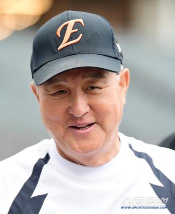  Director Kim Kyung Moon should smile again today