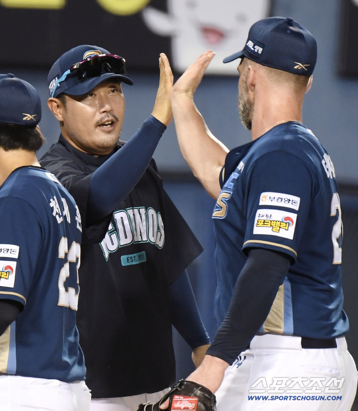 Director Lee Ho-joon High-Five With Davidson