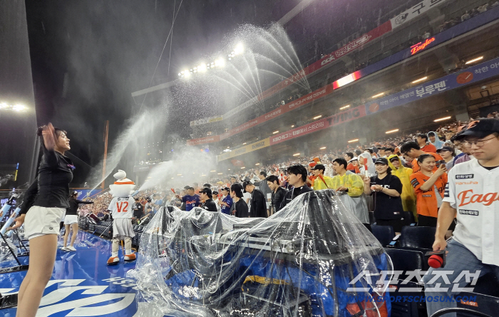  Hanwha baseball fans enjoy cool streams of water