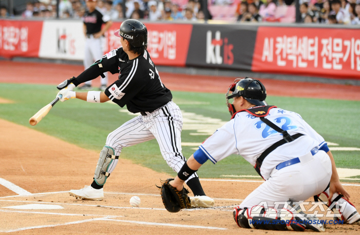  LG Shin Min-jae KT Oh Won-seok's slider, which was recognized as a check swing, swung and missed