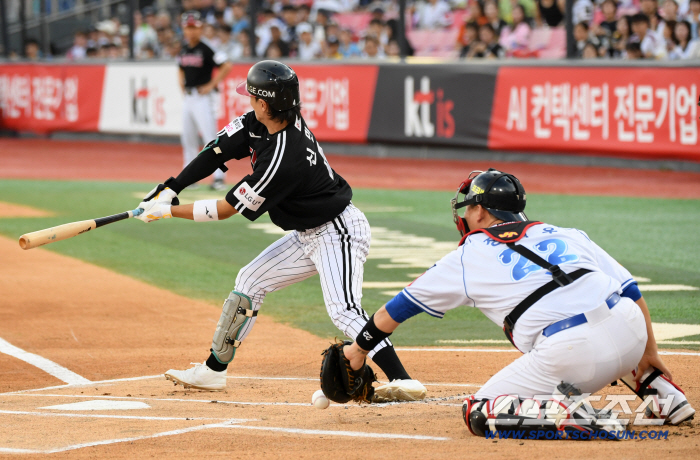  LG Shin Min-jae's breaking ball, which was recognized as a check swing, stopped