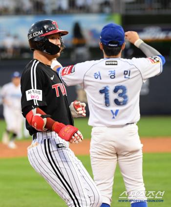  Park Hae-min landed on third base