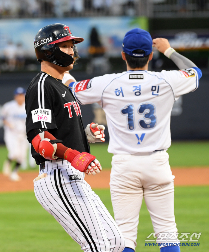  Park Hae-min landed on third base