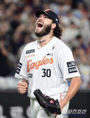  Ponce sets a new record of 200 strikeouts in the least matches (23 games) in history