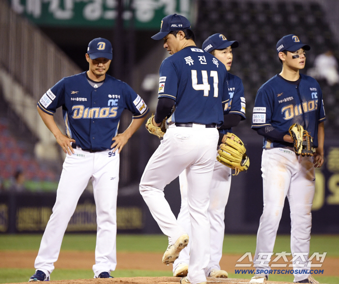  Ryu Jin-wook taking the mound as the 7th pitcher