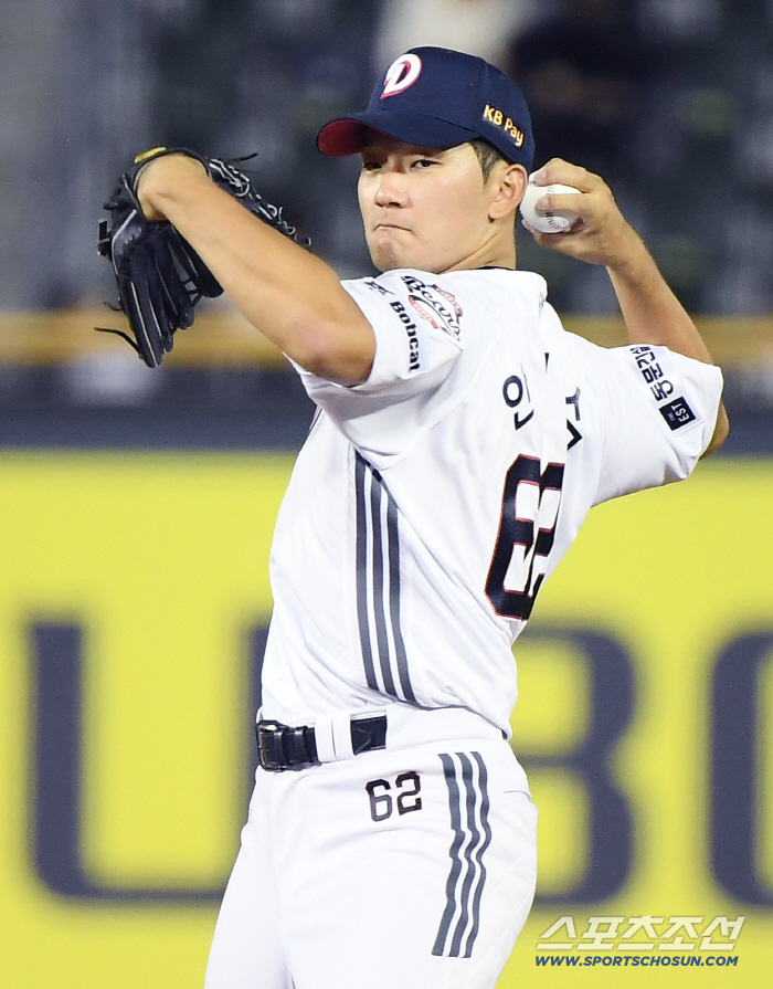  Second baseman Ahn Jae-seok