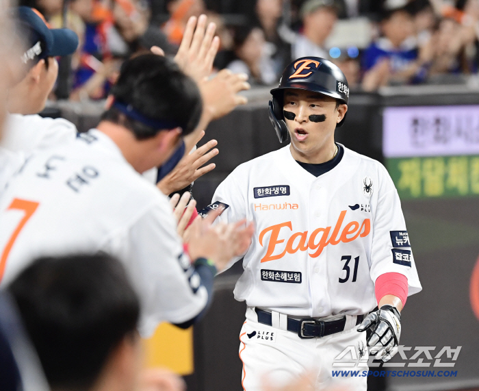 Son Ah-seop hit the leadoff hitter and scored a happy point