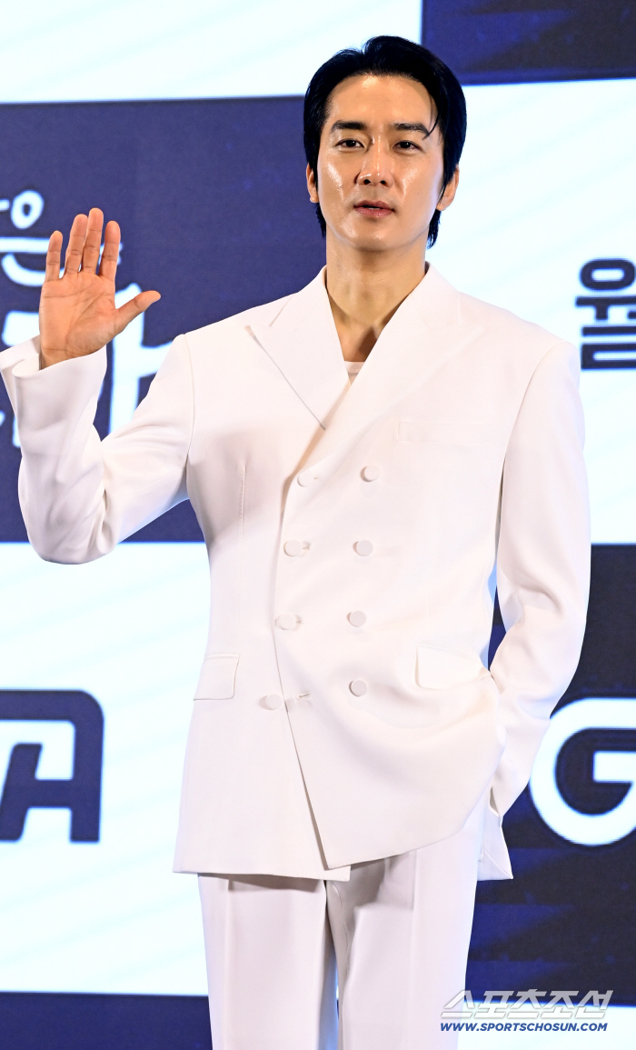  Song Seungheon, brilliant white suit