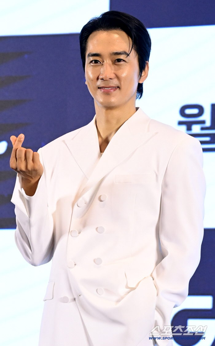  Song Seungheon makes a heart with melodramatic eyes
