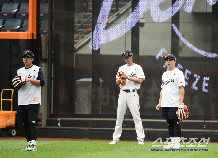  Training to adapt to the outfield with Son Ah-seop colleagues
