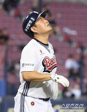  Yang Eui-ji is disappointed. I thought it was a home run