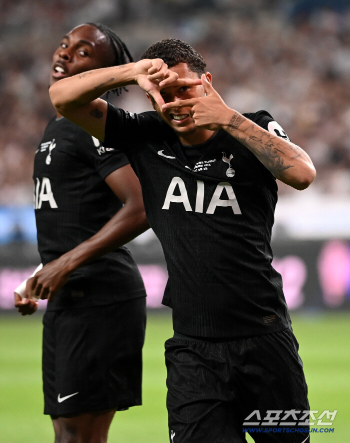 Son Heung-min, my captain! Tottenham still suffers from sunburn, Brennan Johnson throws picture → Vicario's surprise worship broke out