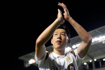 Son Heung-min! Son Heung-min! Son Heung-min! I've never seen anything like this in the history of SON's career. I've only booed in the EPL
