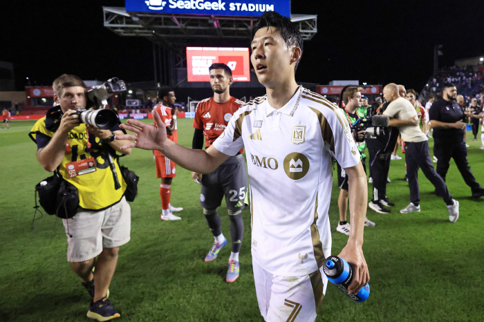 Son Heung-min! Son Heung-min! Son Heung-min! I've never seen anything like this in the history of SON's career. I've only booed in the EPL