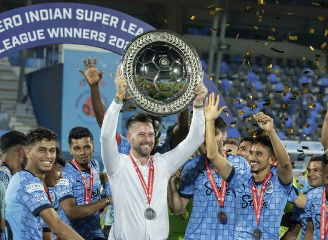 An unprecedented shock broke out in soccerSeason's opening with hands and feet tied → Legendary players  coaches will stop paying salaries