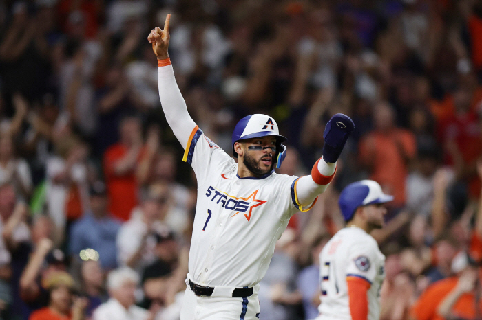 Welcome home ♥ Correa Houston's hot standing ovation...The first victory in 55 years since the foundation, fans have not forgotten. 