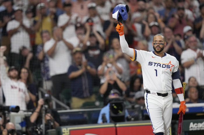 Welcome home ♥ Correa Houston's hot standing ovation...The first victory in 55 years since the foundation, fans have not forgotten. 