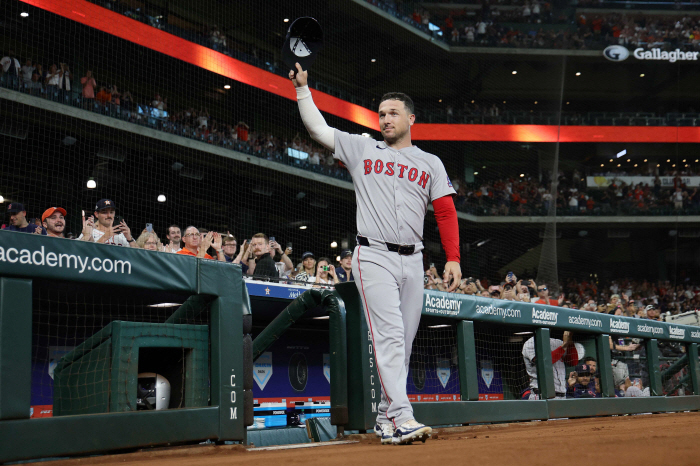 Welcome home ♥ Correa Houston's hot standing ovation...The first victory in 55 years since the foundation, fans have not forgotten. 