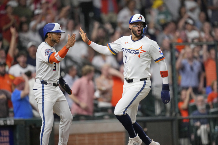 Welcome home ♥ Correa Houston's hot standing ovation...The first victory in 55 years since the foundation, fans have not forgotten. 