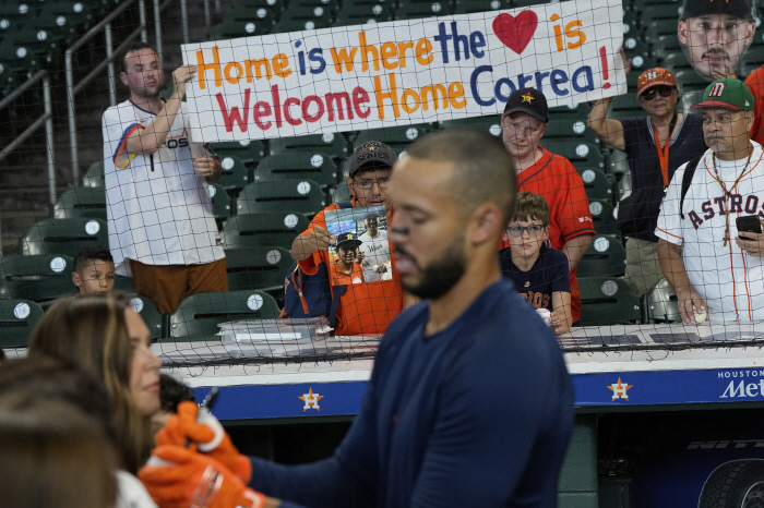 Welcome home ♥ Correa Houston's hot standing ovation...The first victory in 55 years since the foundation, fans have not forgotten. 