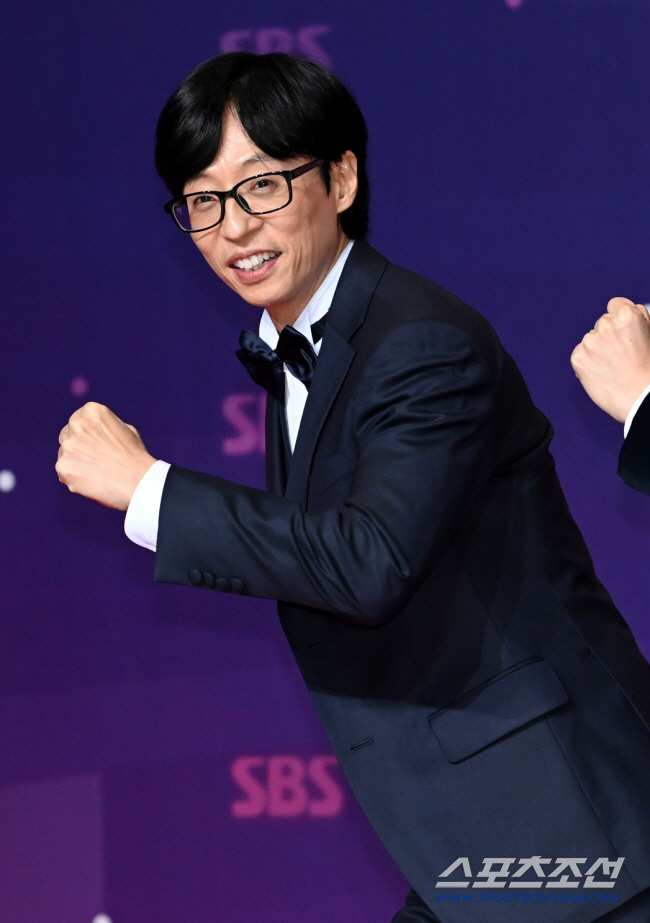 Yoo Jae-seok was a victim of a school violence Just take the money from the gangster..Give me a coupon when you go home