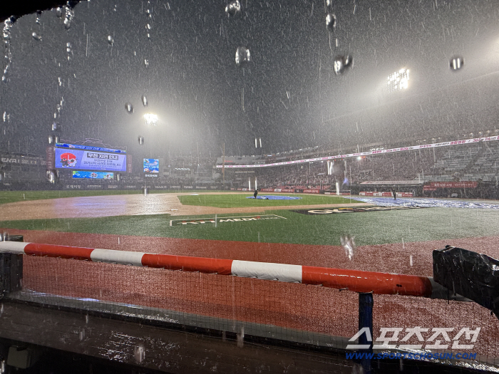 The ballpark was flooded with water bombs for only 15 minutes just before the start. Rain cancellation against LGKT. Starting tomorrow, LG Lim Chan-gyu KT Bae Je-sung 