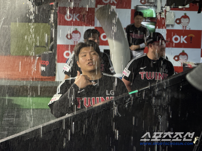 The ballpark was flooded with water bombs for only 15 minutes just before the start. Rain cancellation against LGKT. Starting tomorrow, LG Lim Chan-gyu KT Bae Je-sung 