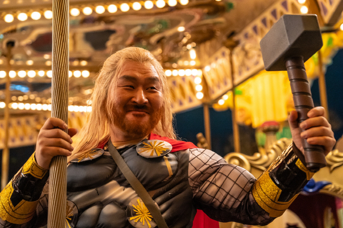 Blonde hair looks better on you...YUN KYUNG HO, who turned into Thor, is the number one laughing button