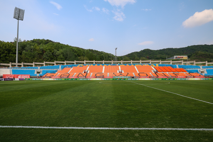 Chuncheon Gangwon FC's uncomfortable cohabitation, which refused to bid for a catastrophe, is feared to disrupt the historical first ACLE