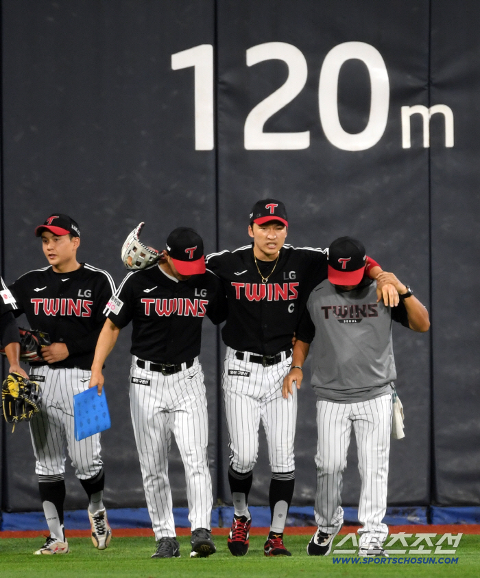 Except for Park Hae-min, who was replaced on his back. He is on the verge of suspending his participation in 555 consecutive games. Jamsil and Incheon are canceled, but Suwon has a tarpaulin