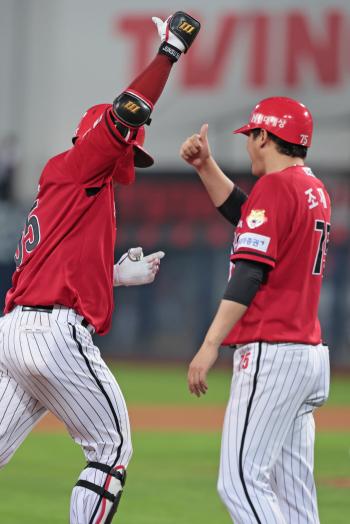 It led to Han Jun-su's resolution of his will to get on base after two outs Coach Winning's big smile and Aller, who limited the number of pitches, also showed their best