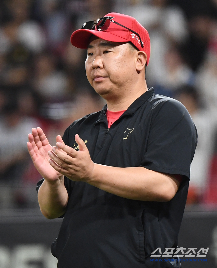 It led to Han Jun-su's resolution of his will to get on base after two outs Coach Winning's big smile and Aller, who limited the number of pitches, also showed their best