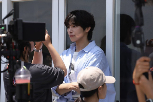 It makes my heart flutter just by being...'Travel Dad' Kim Jae-young has a warm presence on the set