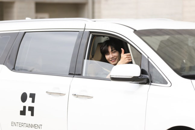 It makes my heart flutter just by being...'Travel Dad' Kim Jae-young has a warm presence on the set