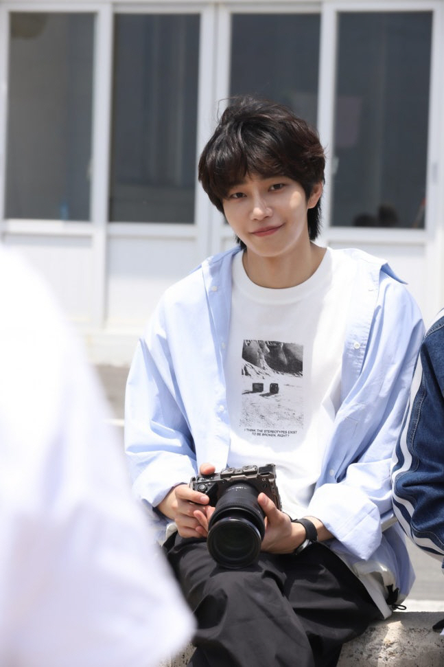 It makes my heart flutter just by being...'Travel Dad' Kim Jae-young has a warm presence on the set