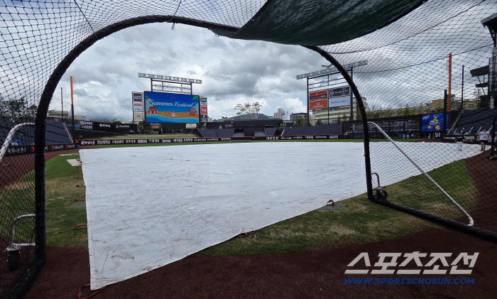 It's heavy rain in the central part of the country. What's the current weather at Daejeon Ball Park? Can Lotte face off against Hanwha for two consecutive wins and four consecutive losses?