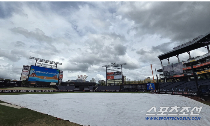 It's heavy rain in the central part of the country. What's the current weather at Daejeon Ball Park? Can Lotte face off against Hanwha for two consecutive wins and four consecutive losses?