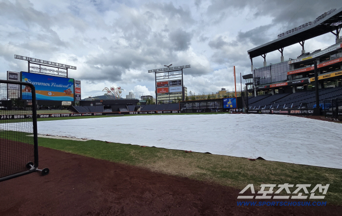 It's heavy rain in the central part of the country. What's the current weather at Daejeon Ball Park? Can Lotte face off against Hanwha for two consecutive wins and four consecutive losses?